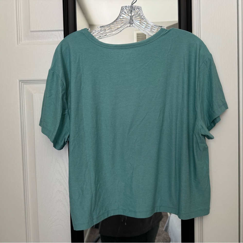 NWT Old Navy Cloud Motion T-Shirt - Picture 3 of 6